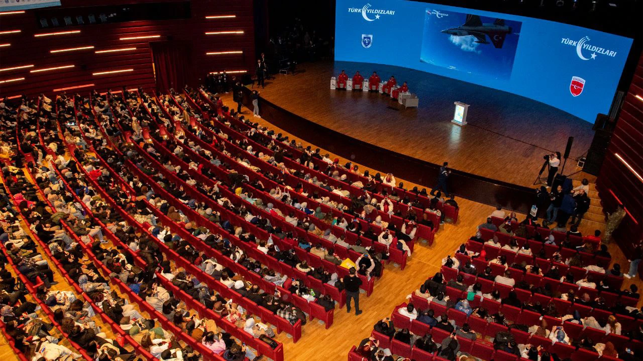 Türk Yıldızları, İKAF’25’te öğrenci ve mezunlarla bir araya geldi